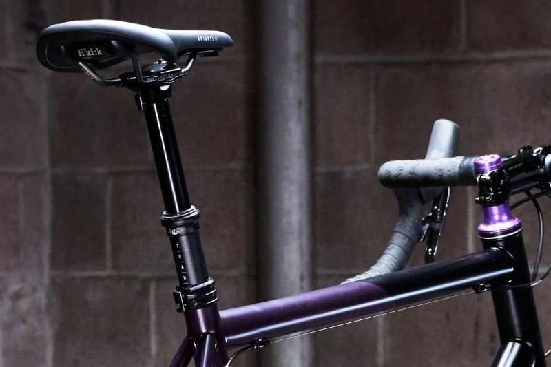 The unique dropper post is controlled by the left-hand shifter.